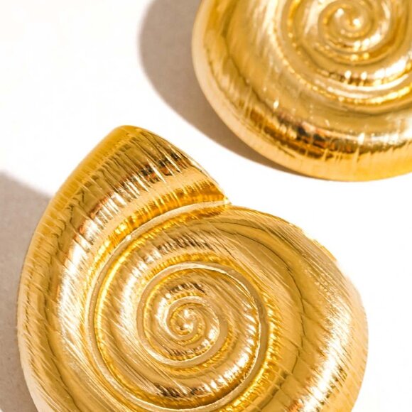 Coraline 18K Gold Seashell Stud Earrings - Picture 2 of 5